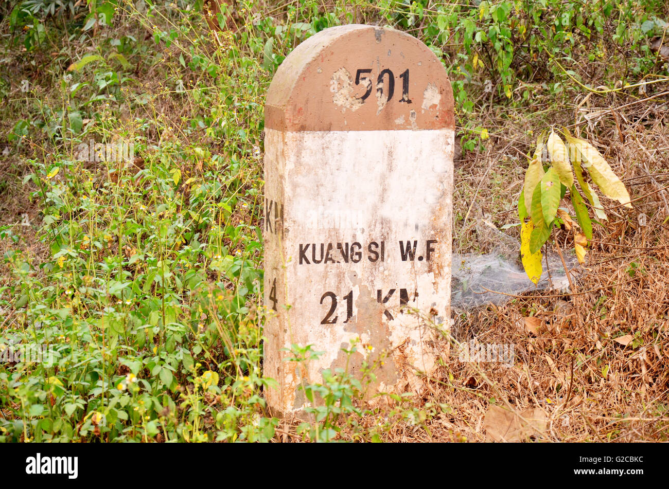 Alten Meilenstein auf dem Weg Informationen Abstand zu Kuang Si Wasserfällen oder Tat Kuang Si Waterfalls auf 8. April 2016 in Luang Prabang, L Stockfoto