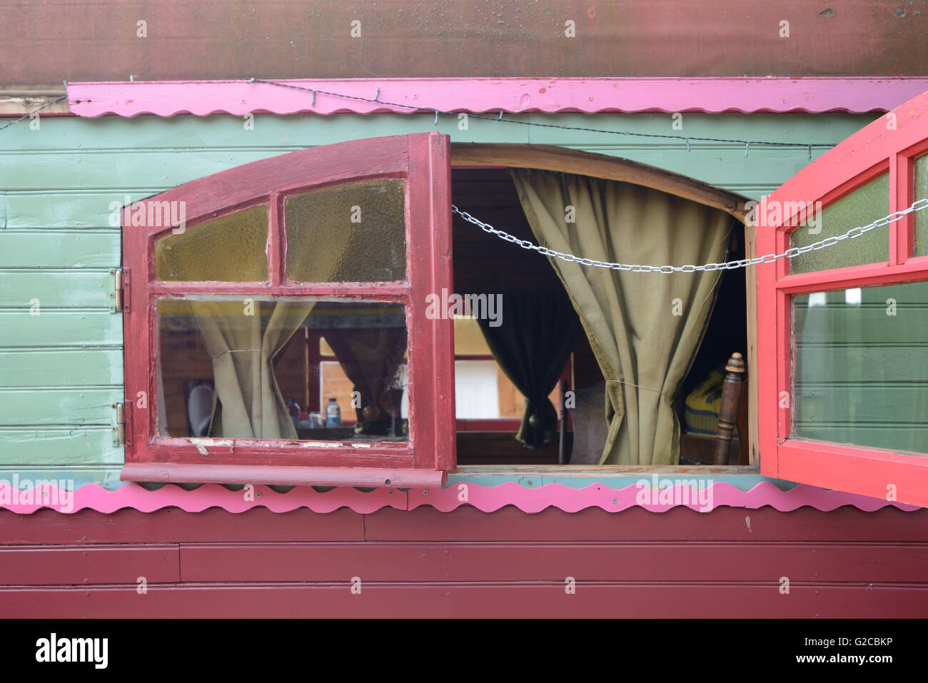 Bemalte Fenster von bunten Zigeunerwagen, Romani Wagen oder Vardo Stockfoto
