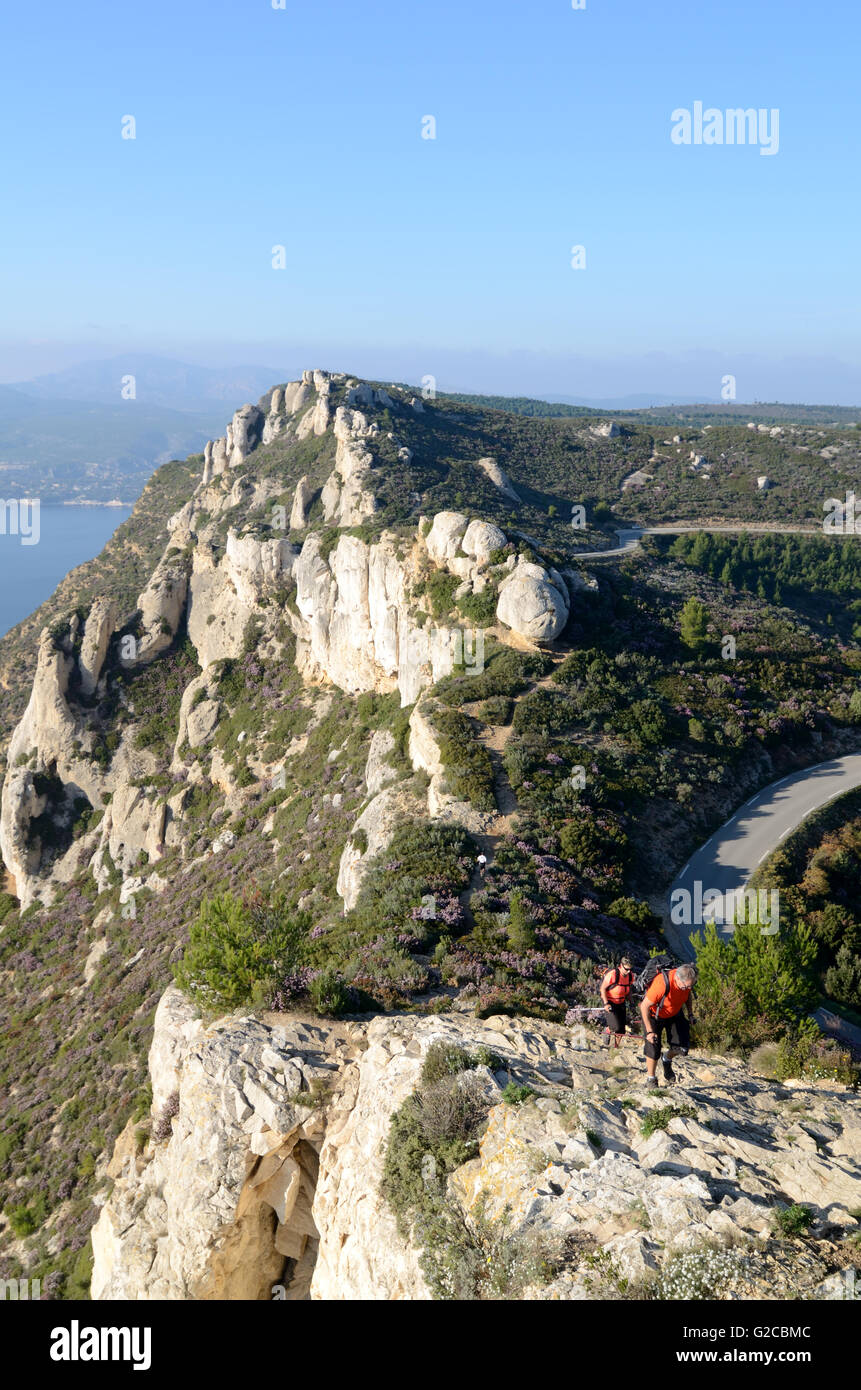 Spaziergänger oder Wanderer auf den Fernverkehr Coast Path oder Fußweg entlang der Route des Kretas zwischen Cassis und La Ciotat Provence Frankreich Stockfoto