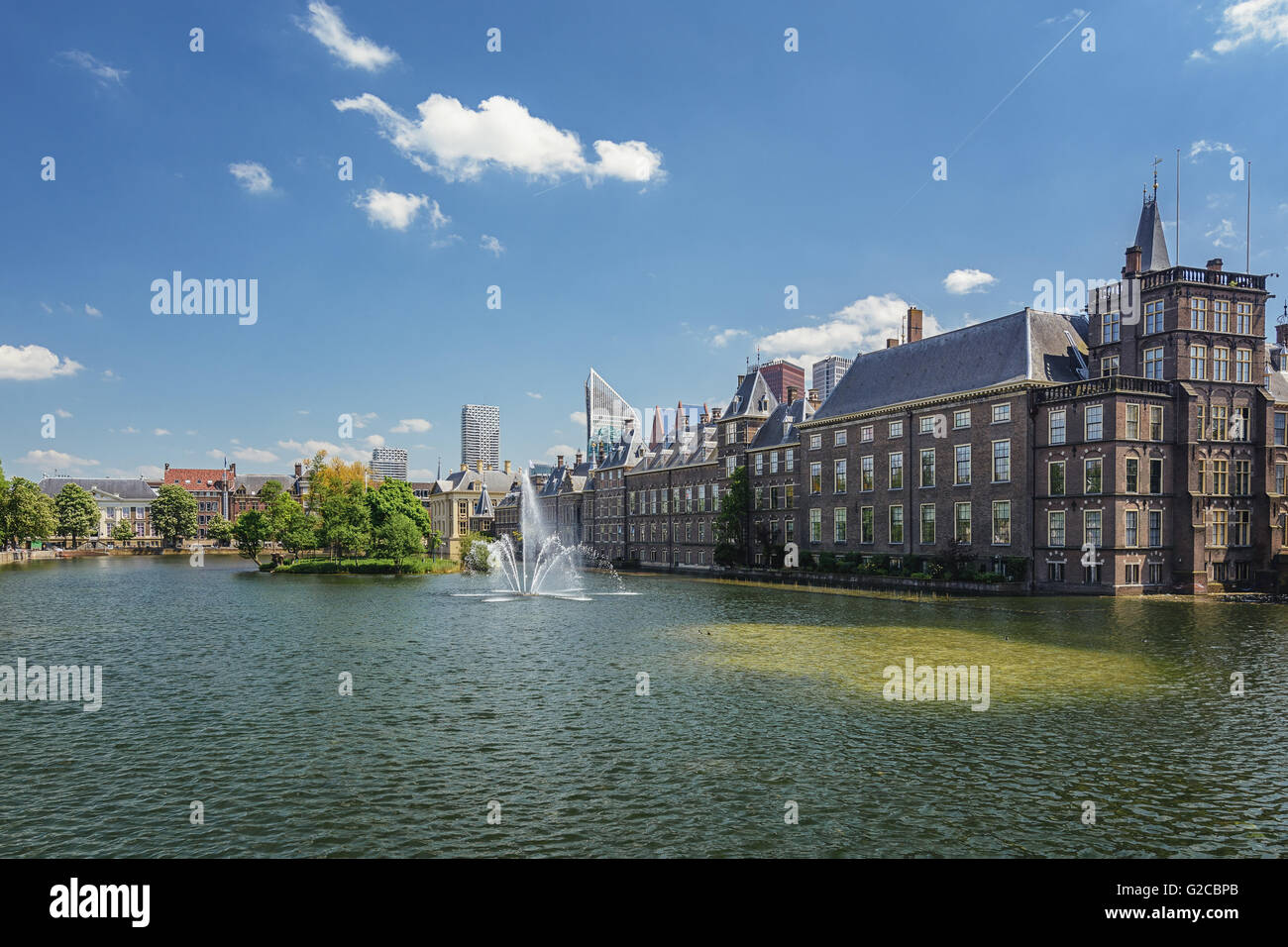 Das Hofvijver ist ein Pfund in das Zentrum von den Haag in den Niederlanden auf dem Hintergrund Het Binnenhof Stockfoto