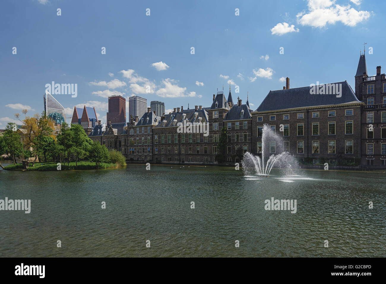 Das Hofvijver ist ein Pfund in das Zentrum von den Haag in den Niederlanden auf dem Hintergrund Het Binnenhof Stockfoto