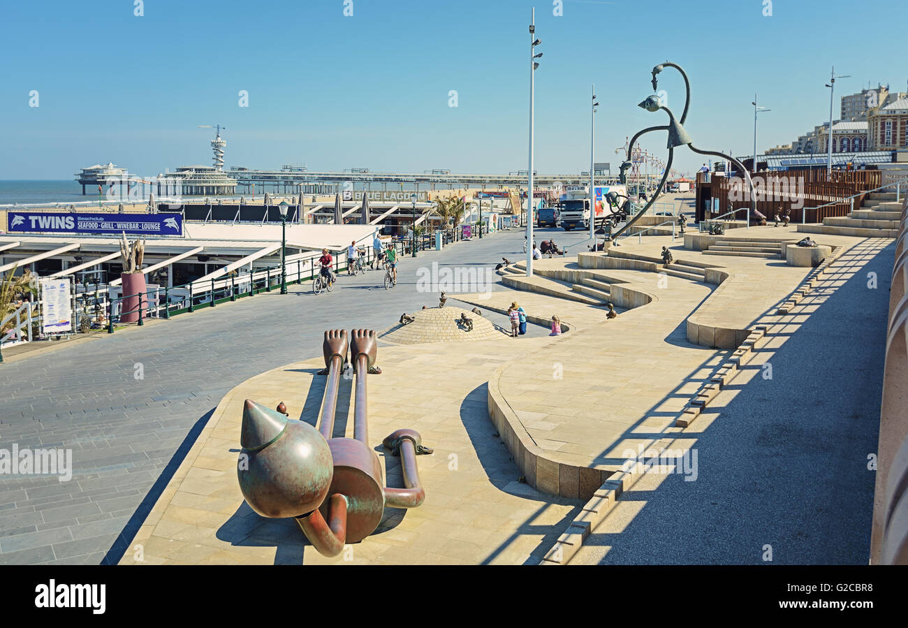 Auf dem Boulevard von Scheveningen, Niederlande, bezeichnet eine Gruppe von Statuen "Statuen des Meeres". Stockfoto