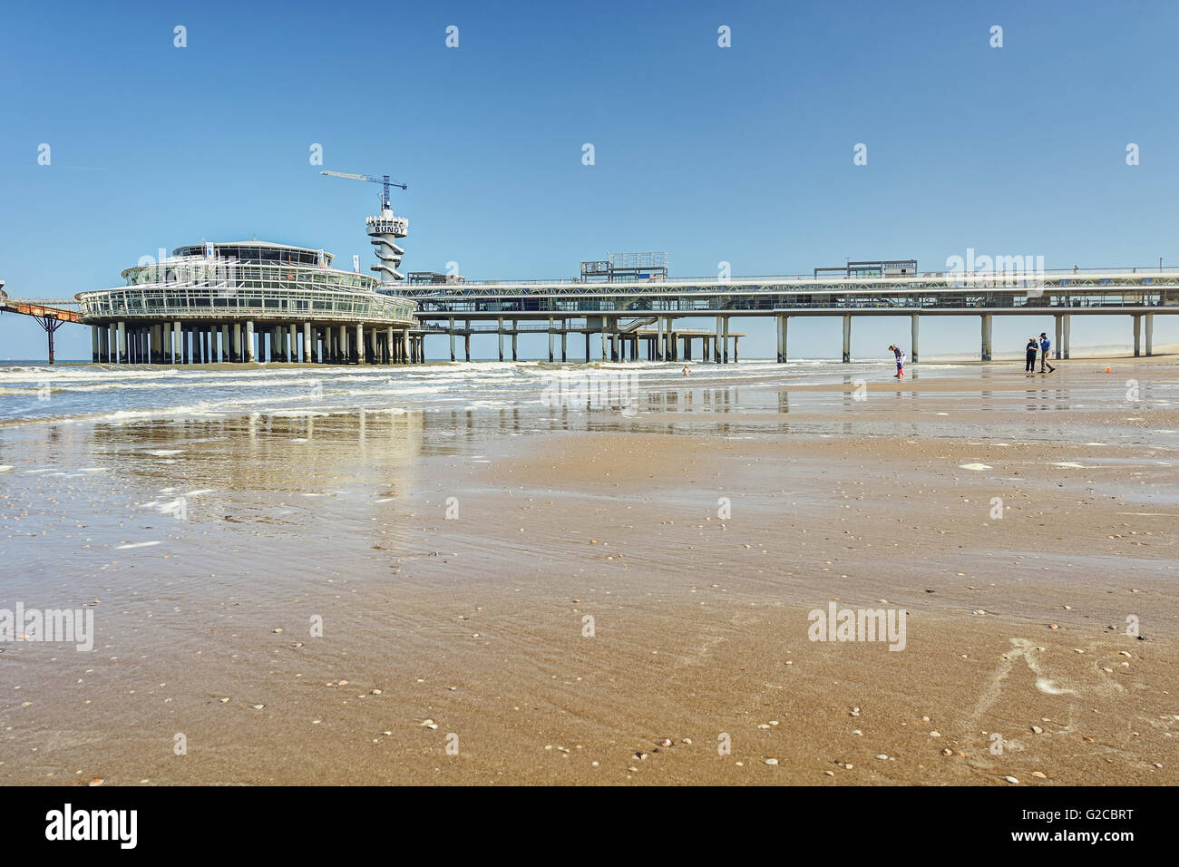 Blick vom Strand zum Pier mit Bungee-Jumping in Scheveningen, Niederlande. Stockfoto