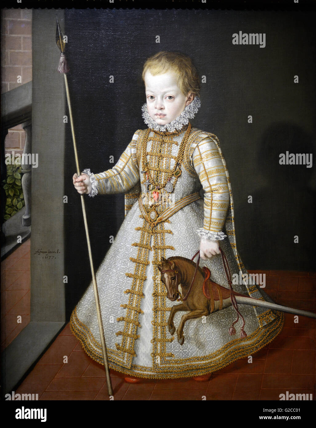Ölgemälde des Säuglings Diego Sohn von König Philipp 11 Spaniens (1577) durch Coello. Prinz in königliches Kleid Holding Spielzeug Steckenpferd Stockfoto