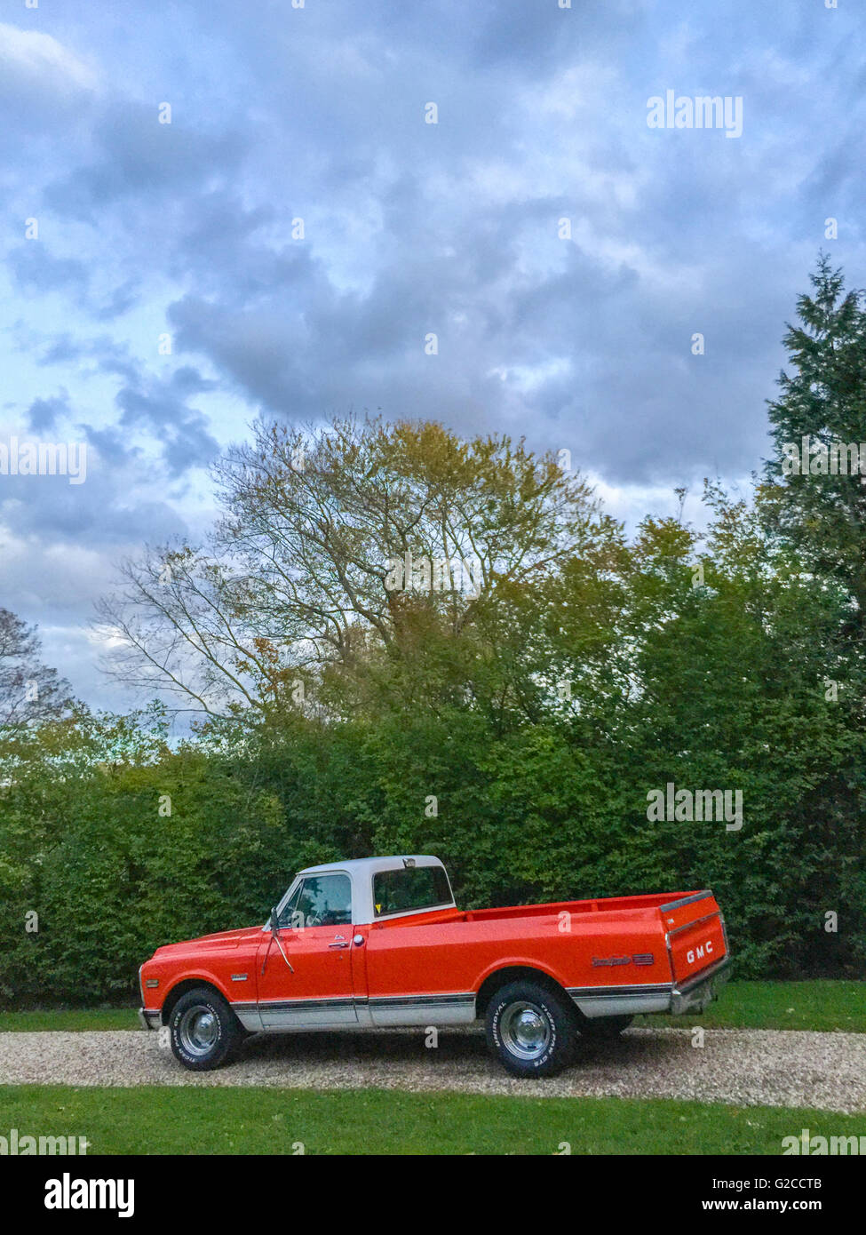 1970 GMC Sierra Grande Pickup-Truck, Camper Spezial, Hugger Orange und weiß, Stockfoto