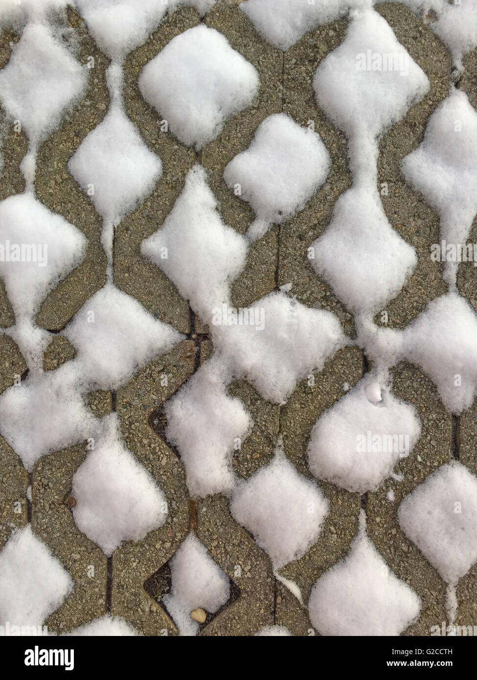 Schnee in die leere Hohlräume der Beton Ziegel abgeholt Stockfoto