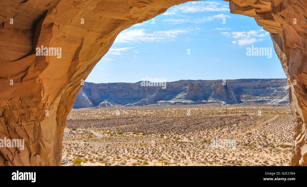 Blick aus einer Höhle in die weite Landschaft eine Wüste von Utah und Gebirge Stockfoto