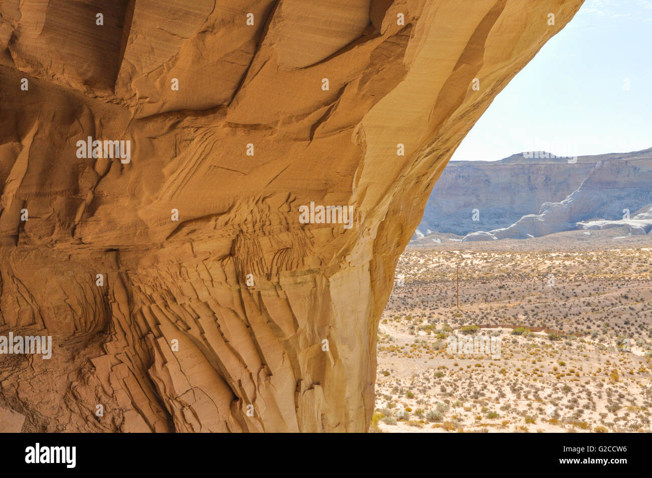 Blick aus einer Höhle in die weite Landschaft eine Wüste von Utah und Gebirge Stockfoto