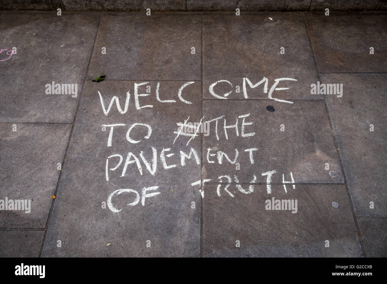 "Willkommen, die Pflaster Wahrheit" Anti-britische Regierung Pflaster Kreiden auf Bürgersteigen Westminster, London, UK. Stockfoto