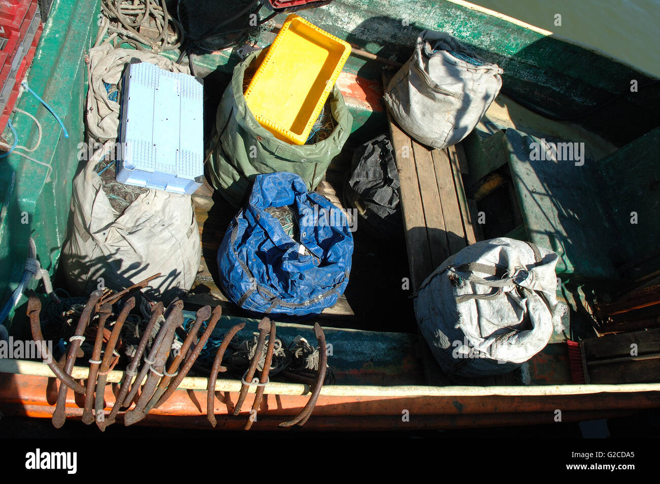 Taschen mit Netzen und andere Sache auf klein und alt Fischereifahrzeug. Stockfoto