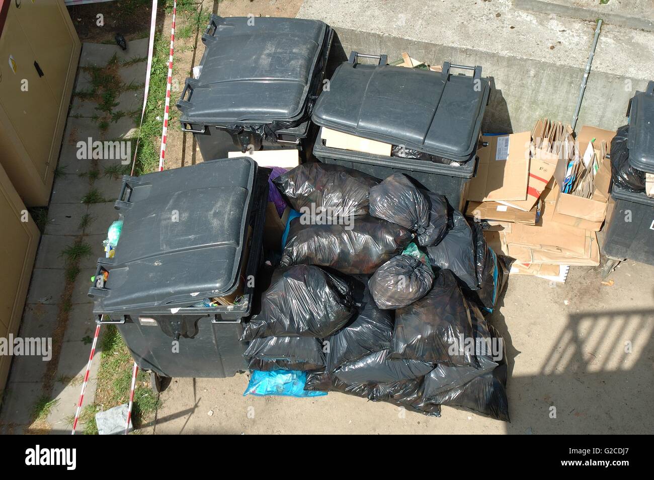 Große schwarze Mülleimer und eine Menge Müll in Müllbeutel. Stockfoto