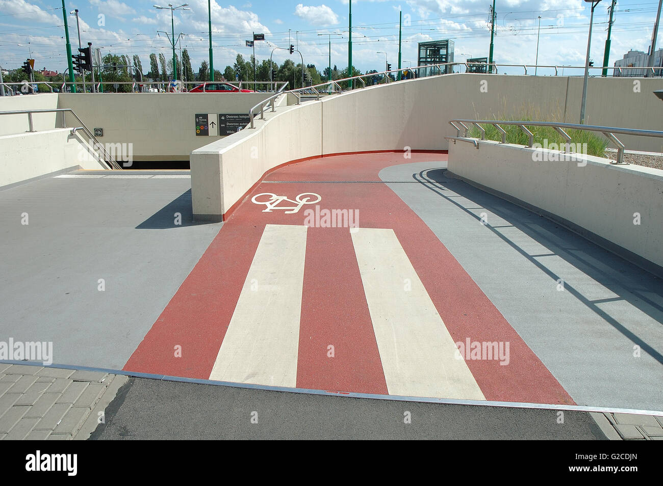 Radweg und Zeichen in der unterirdischen passage Stockfoto