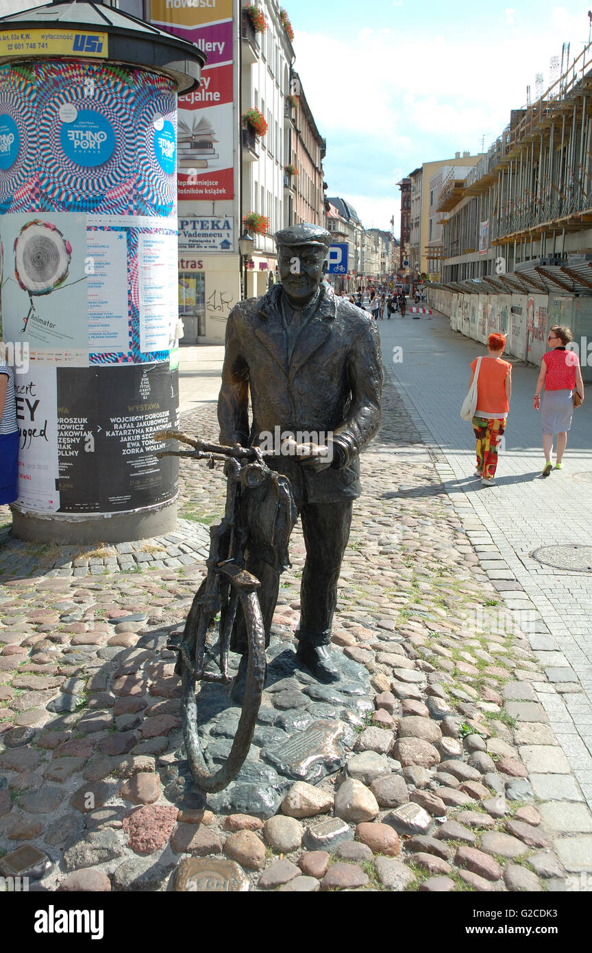 Poznan, Polen - 13. Juli 2014: Mann mit Fahrrad-Denkmal genannt alte Marych auf Polwiejska Straße in Poznan, Polen. Nicht identifizierte Stockfoto