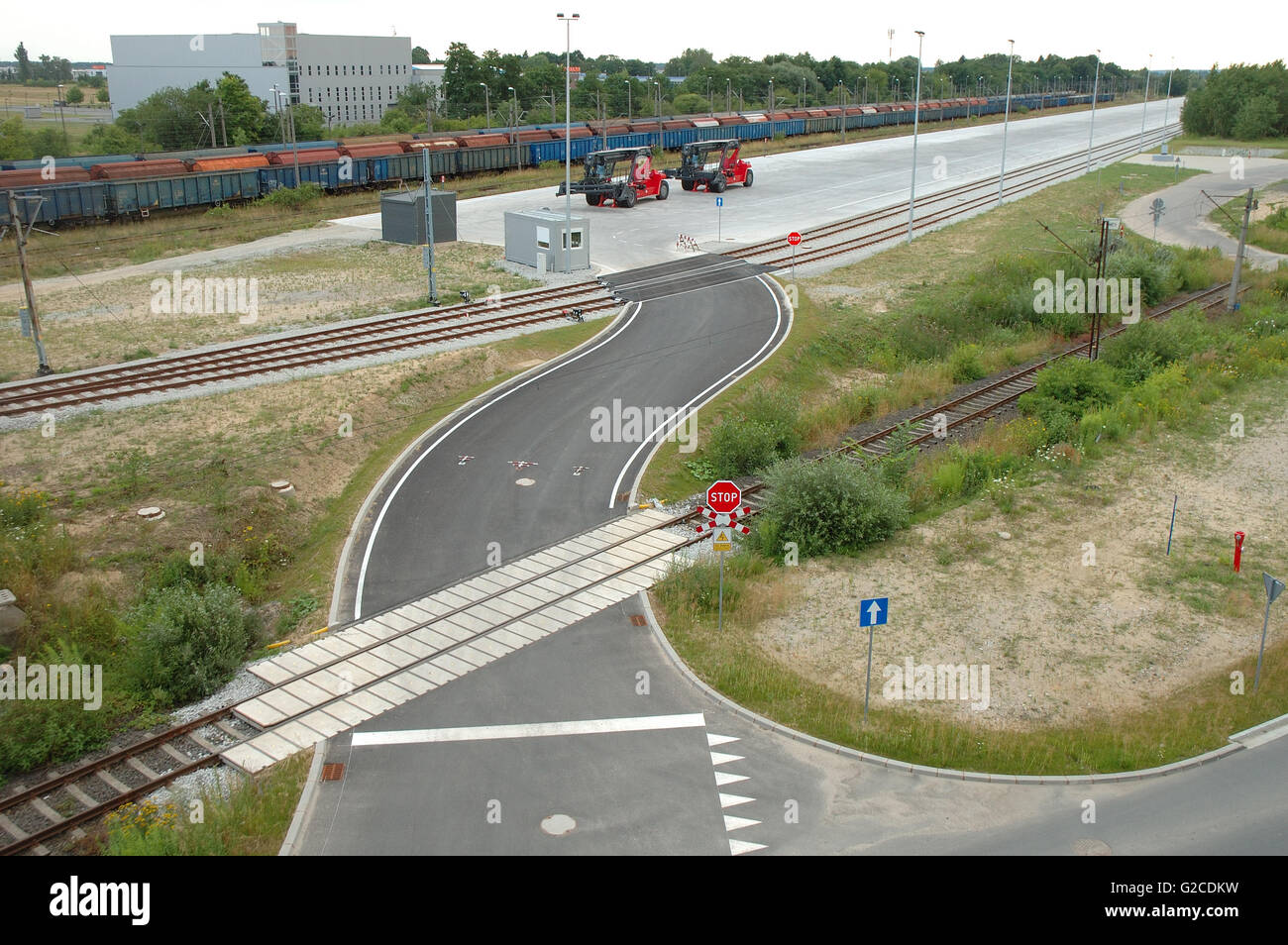 Leere Bahn Container Yard und zwei mobile Ladekrane. Stockfoto