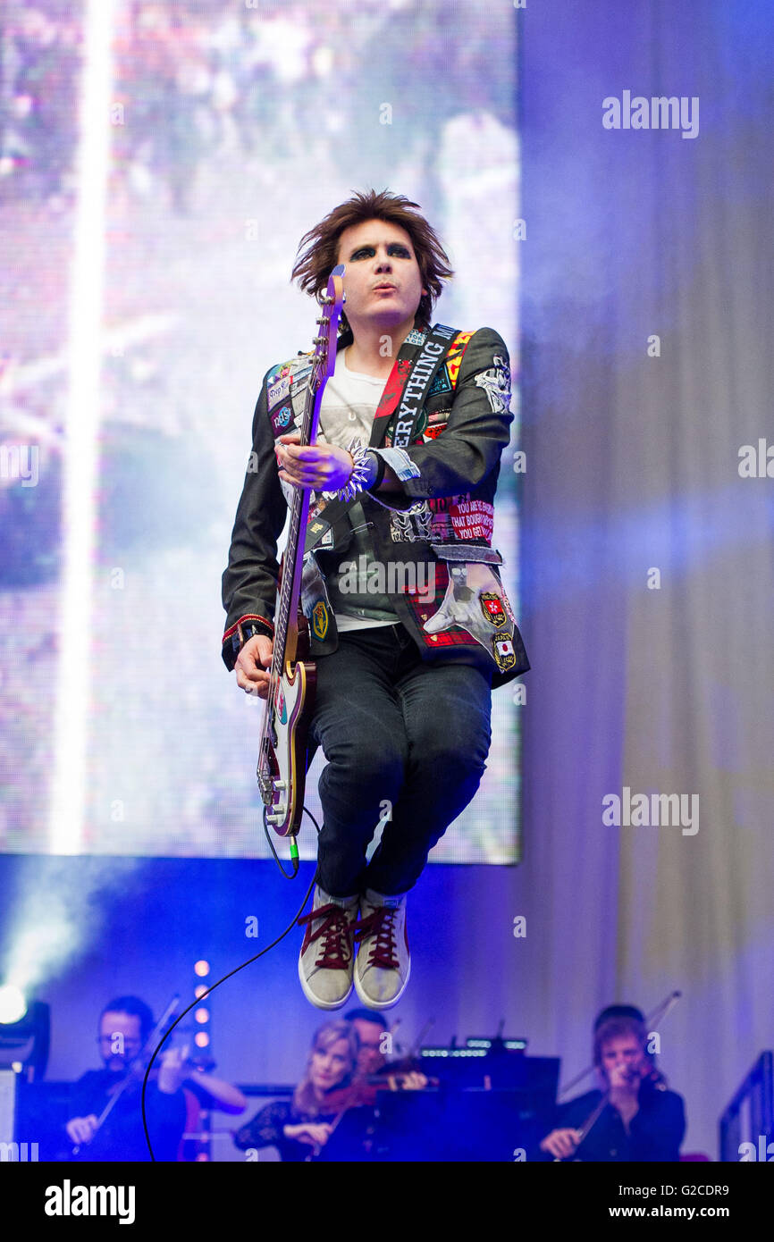 Manic Street Preachers führen am Swansea den Liberty Stadium am 28. Mai 2016. Das Foto zeigt Bassist Nicky Wire. Stockfoto