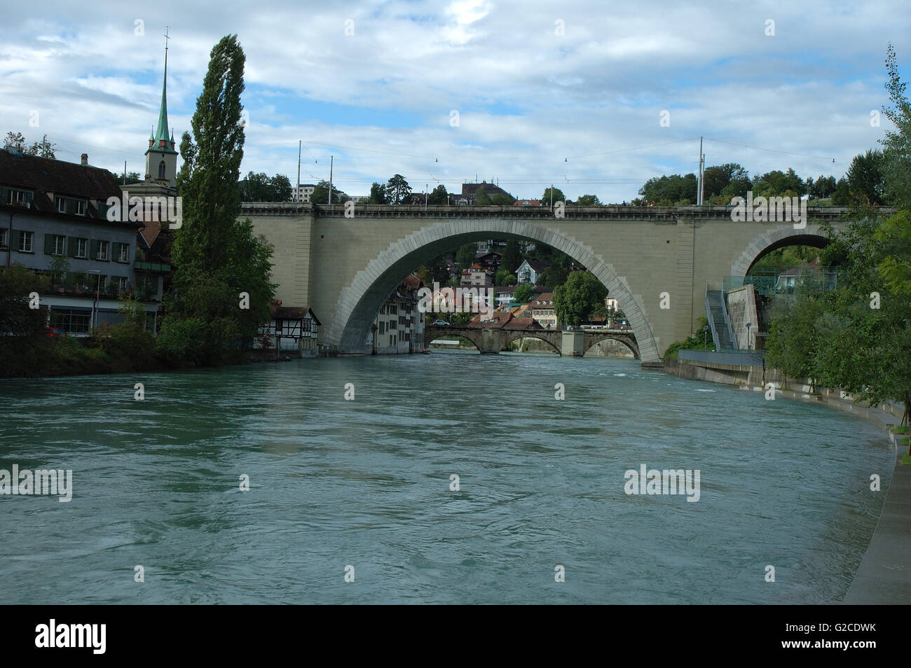 Bern, Schweiz - 15. August 2014: Brücken (Nydeggbrucke und Untertorbrucke), Gebäuden und Bäumen am Fluss Aare in Bern, Switz Stockfoto