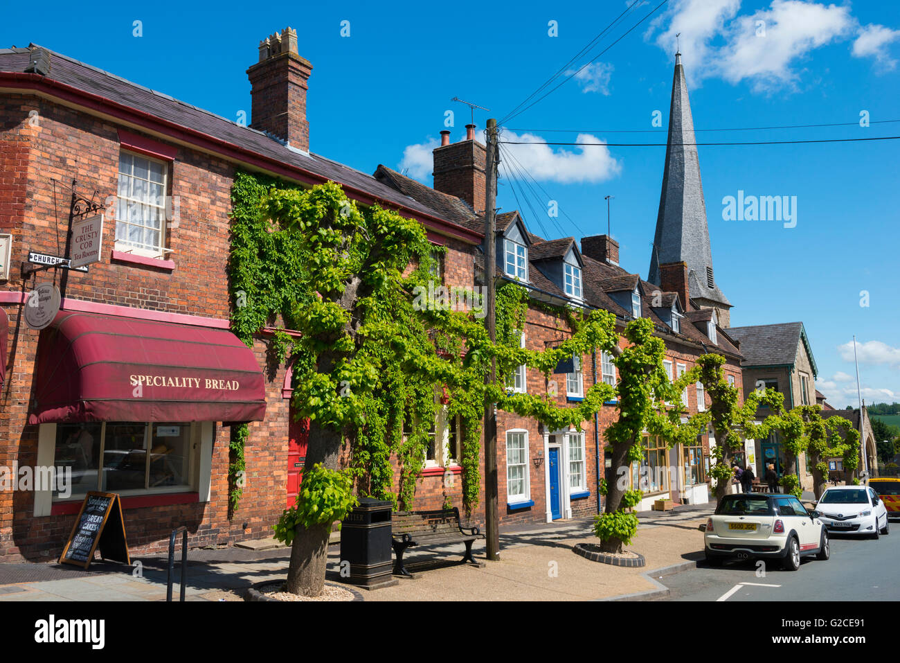 Die Stadt Cleobury Mortimer mit dem verdrehten Turm Str. Marys Kirche in South Shropshire, England, UK. Stockfoto