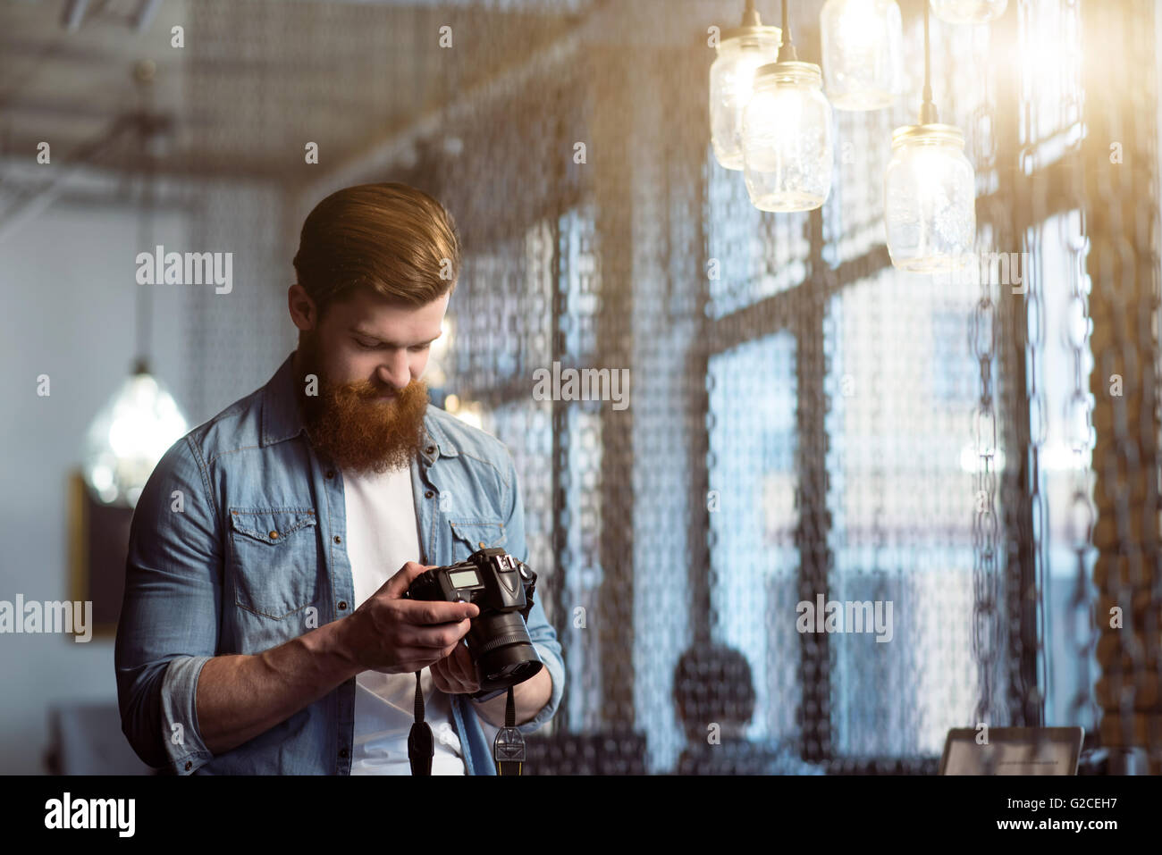 Pleasant bärtigen Mann mit Fotokamera Stockfoto