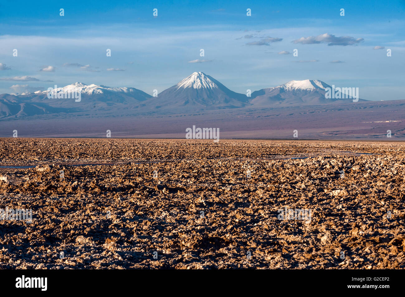 Vulkane Licancabur und Juriques der Cordillera De La Sal, westlich von San Pedro de Atacama, Atacama Wüste in Chile Stockfoto