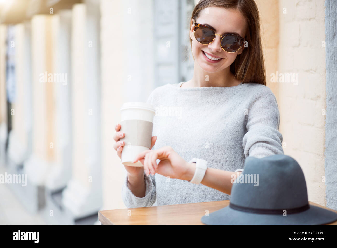 Moderne junge Frau in einer großen Stadt Stockfoto