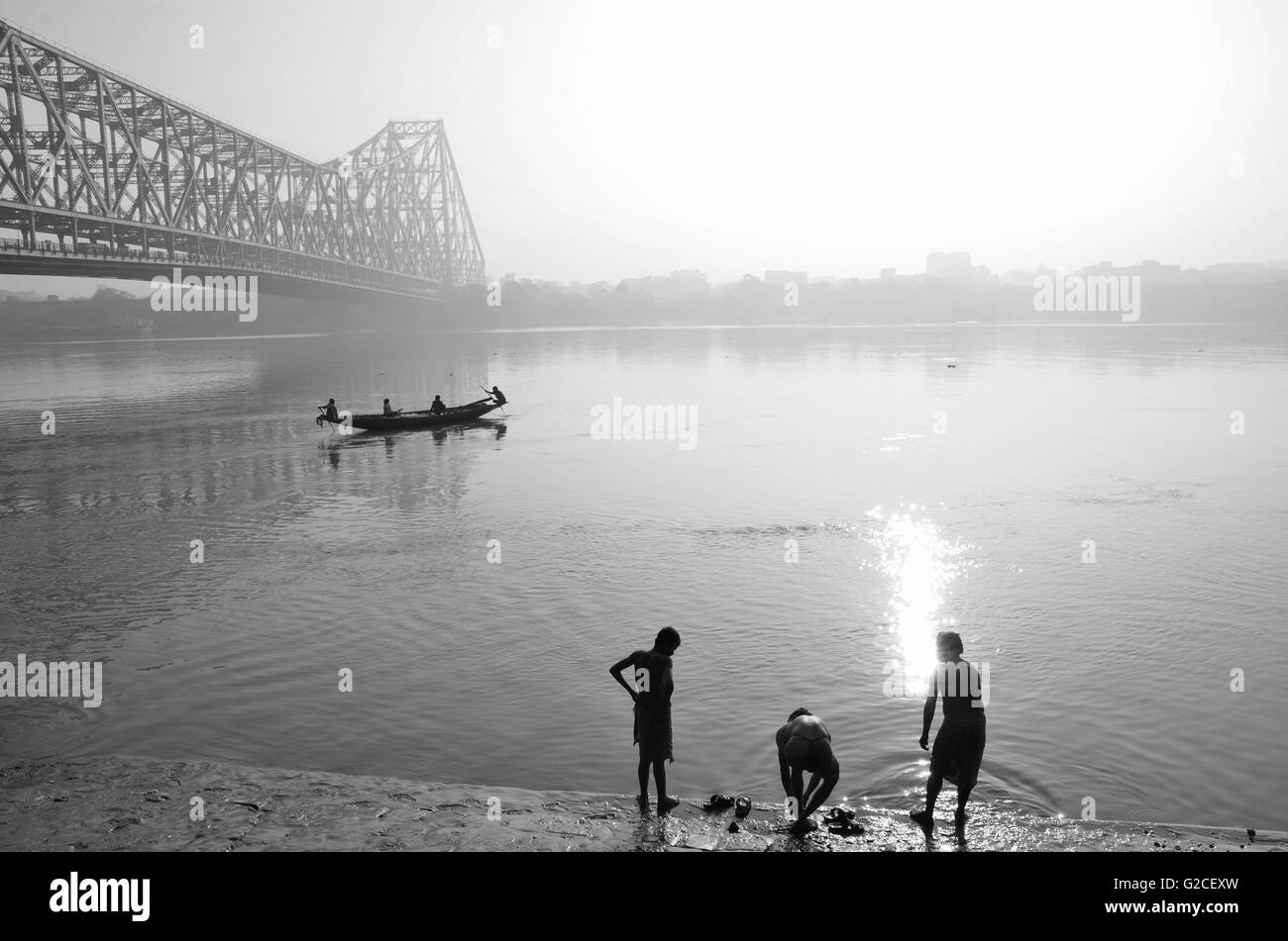 Howrah Brücke bei Sonnenaufgang an einem Wintermorgen, Kolkata, Westbengalen, Indien Stockfoto