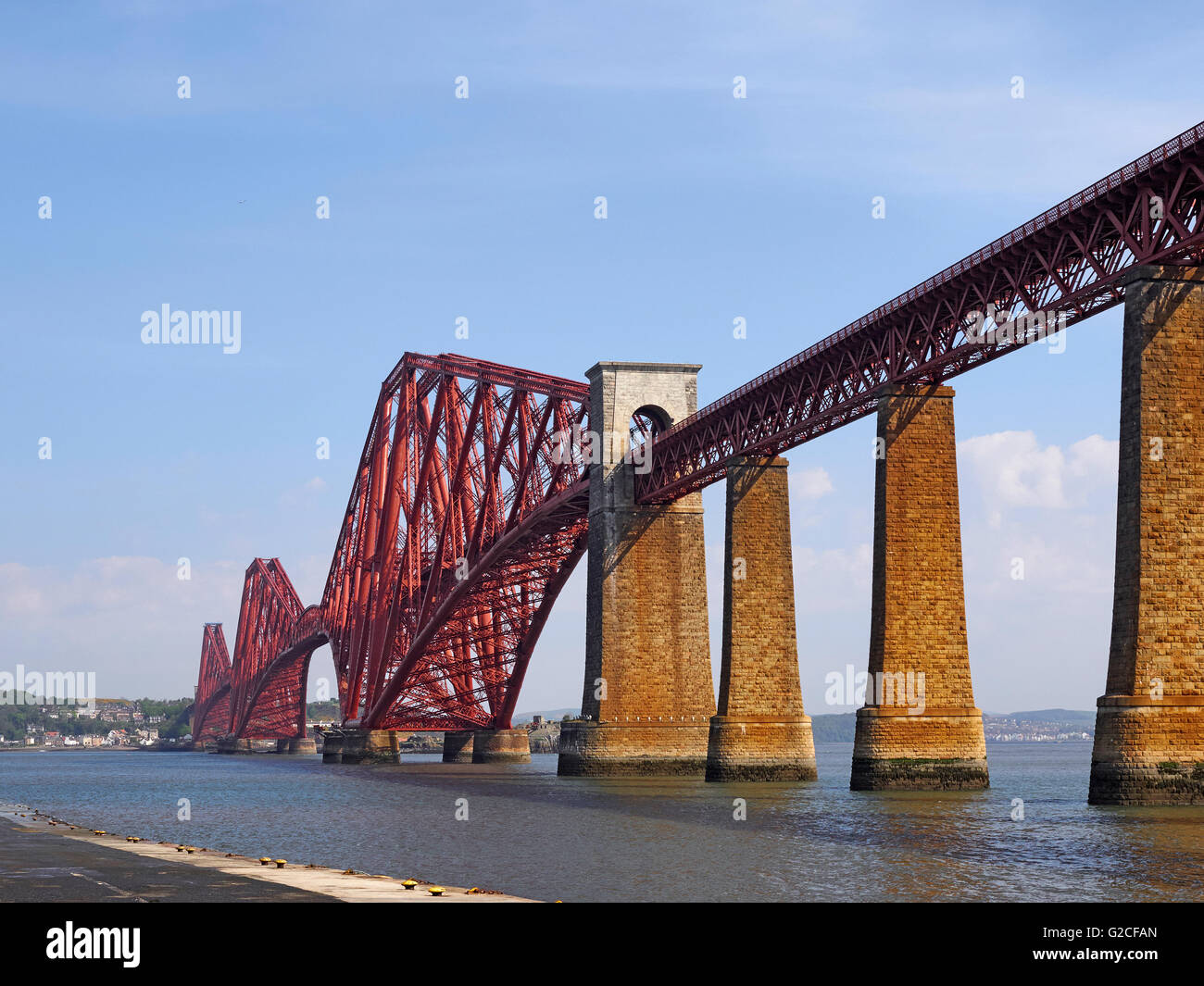 Firth Forth-Eisenbahnbrücke von South Queensferry Schottland gesehen Stockfoto