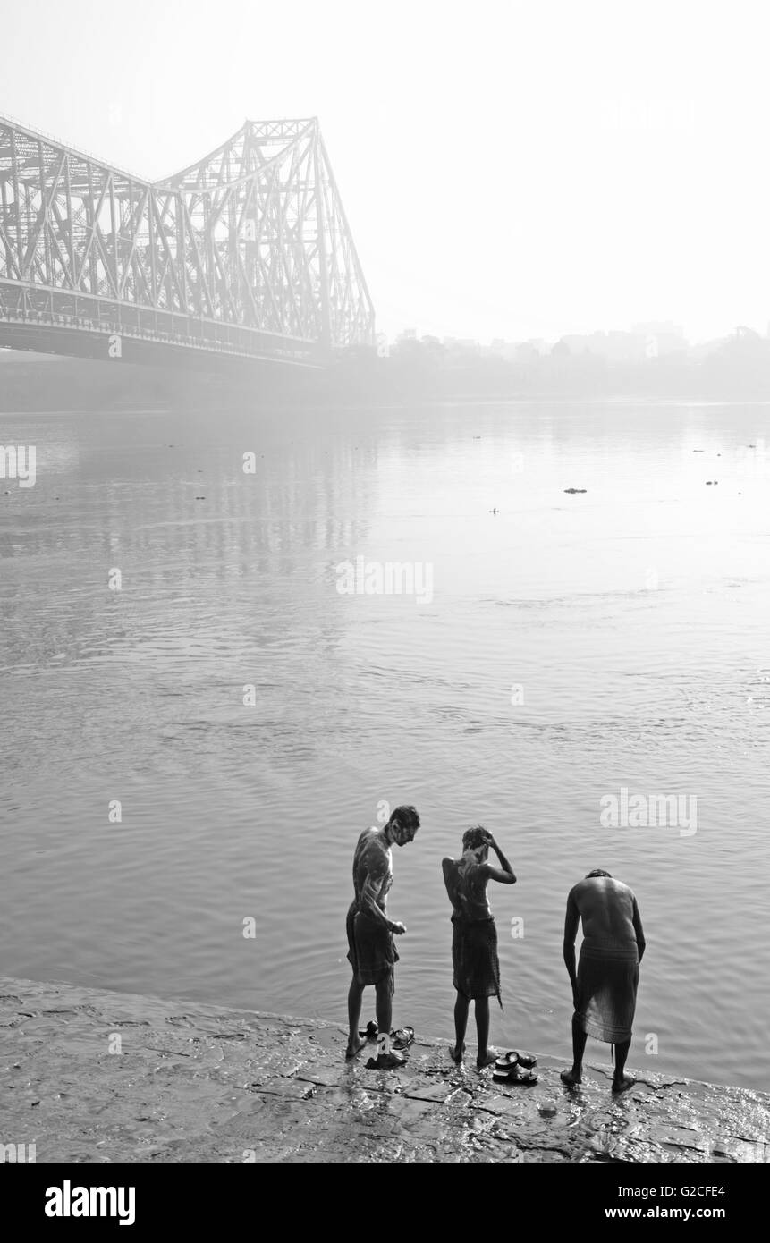 Howrah Brücke bei Sonnenaufgang an einem Wintermorgen, Kolkata, Westbengalen, Indien Stockfoto