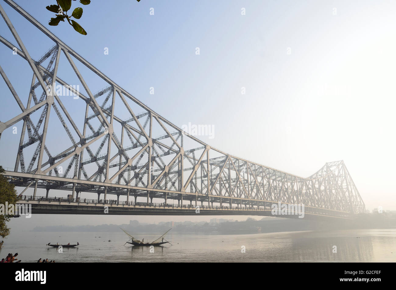 Howrah Brücke bei Sonnenaufgang an einem Wintermorgen, Kolkata, Westbengalen, Indien Stockfoto