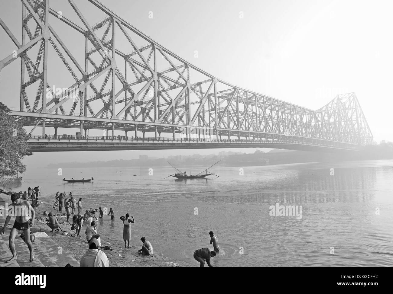 Howrah Brücke bei Sonnenaufgang an einem Wintermorgen, Kolkata, Westbengalen, Indien Stockfoto