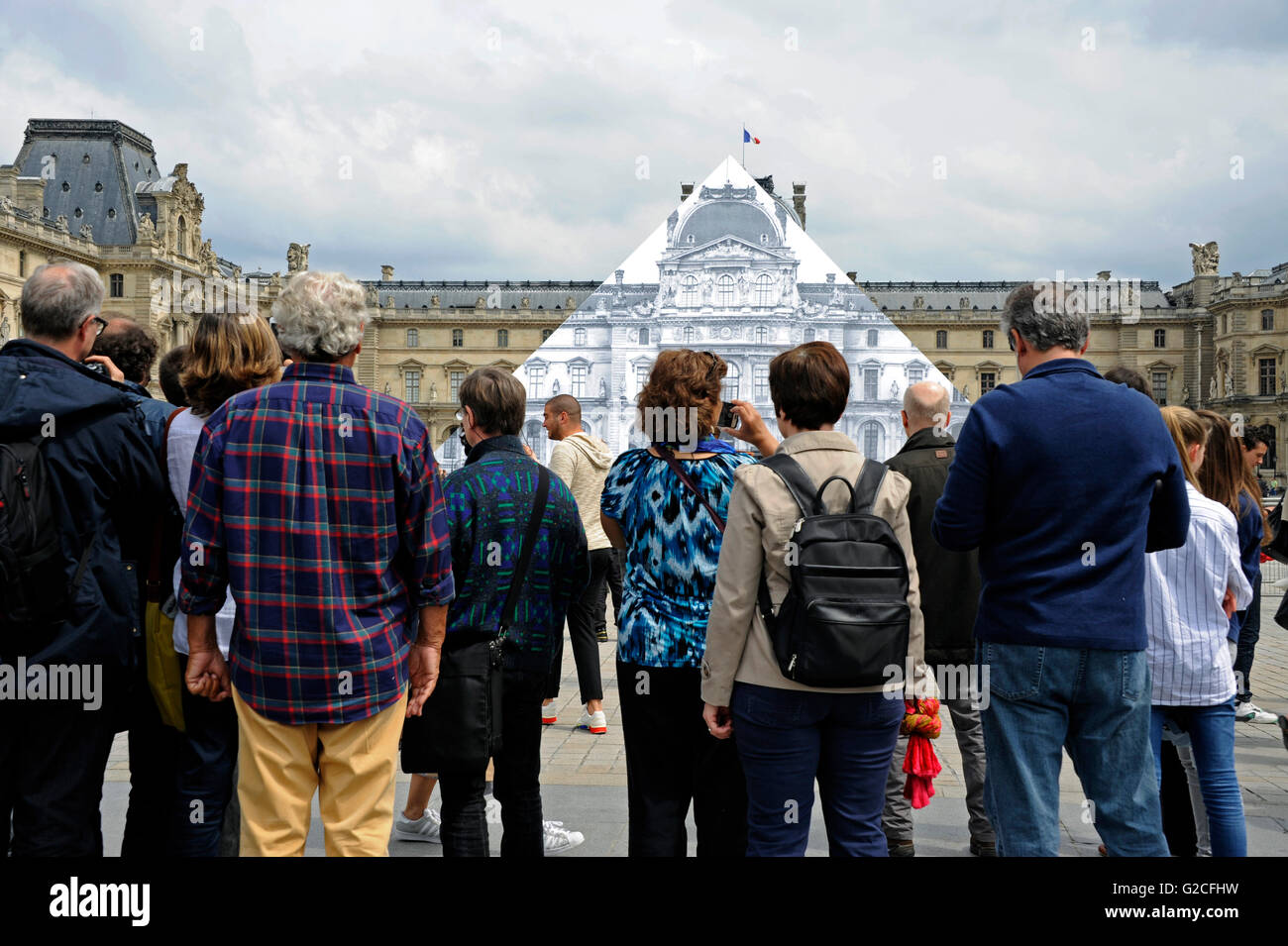 Foto-Schein Größe von JF, Pyramide von Pei Architekten und Louvre, Pavillon Sully, Paris Frankreich Stockfoto