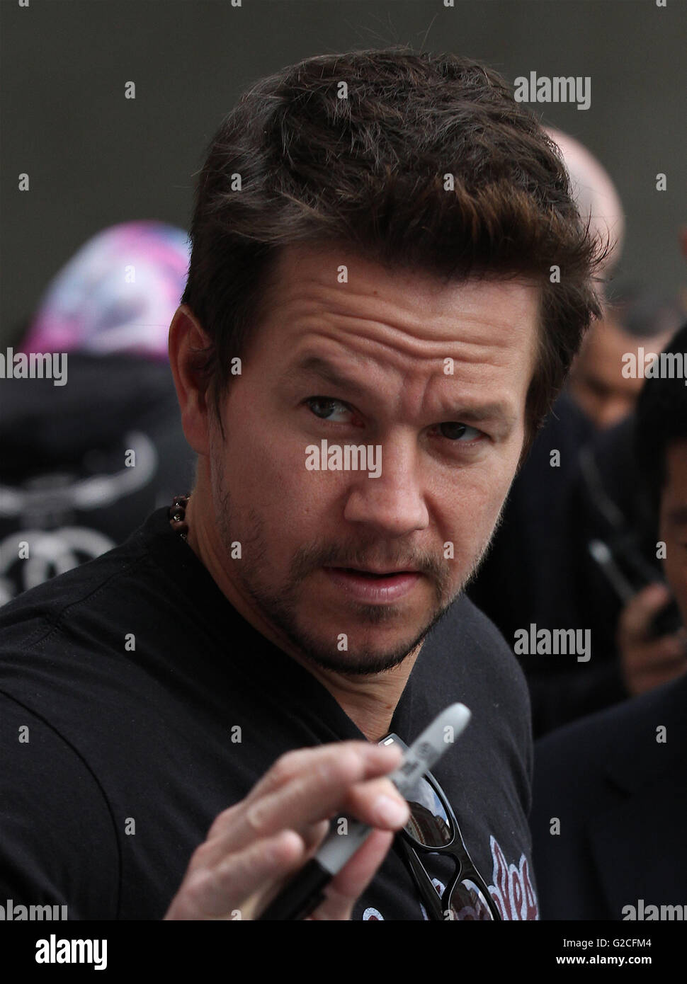 London, UK, 6. August 2013. Mark Wahlberg gesehen, BBC Radio One Studio in London verlassen Stockfoto