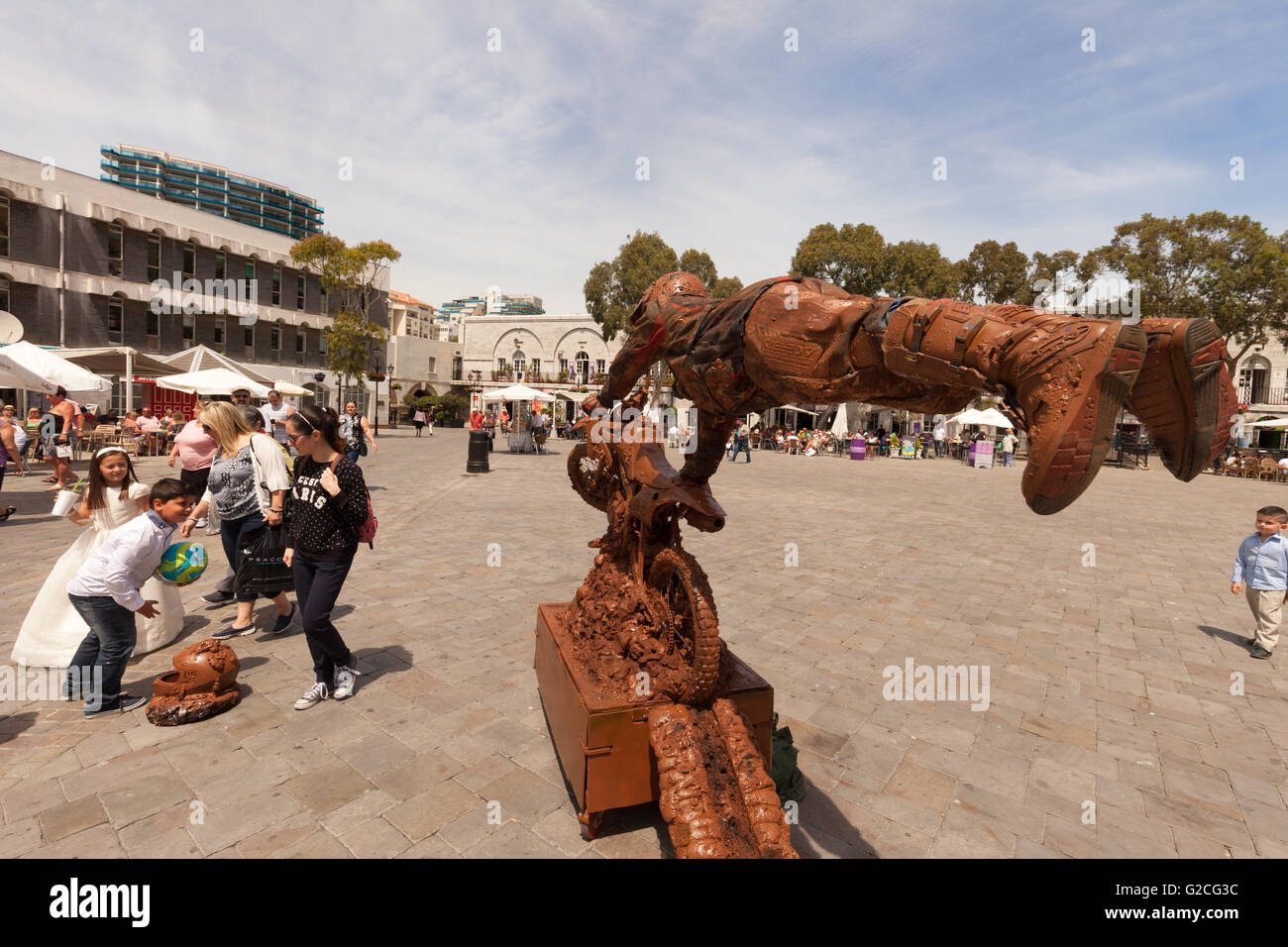 Eine Straße Entertainer eine ausgleichende Tat, Kasematten Square, Gibraltar, Europa - Konzept der Balance, Gleichgewicht zu tun Stockfoto