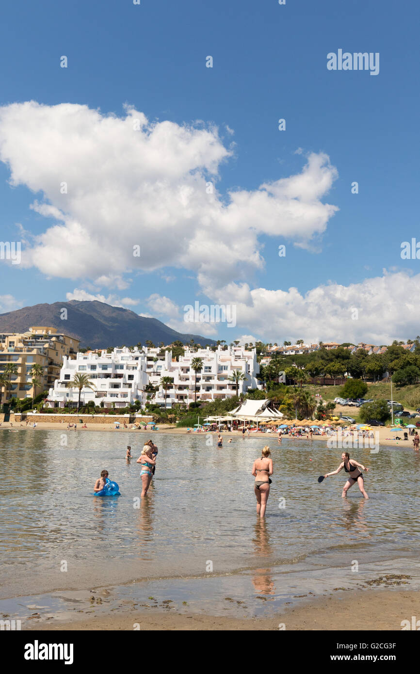 Touristen am Strand, Estepona, Costa Del Sol, Andalusien Spanien Europa Stockfoto