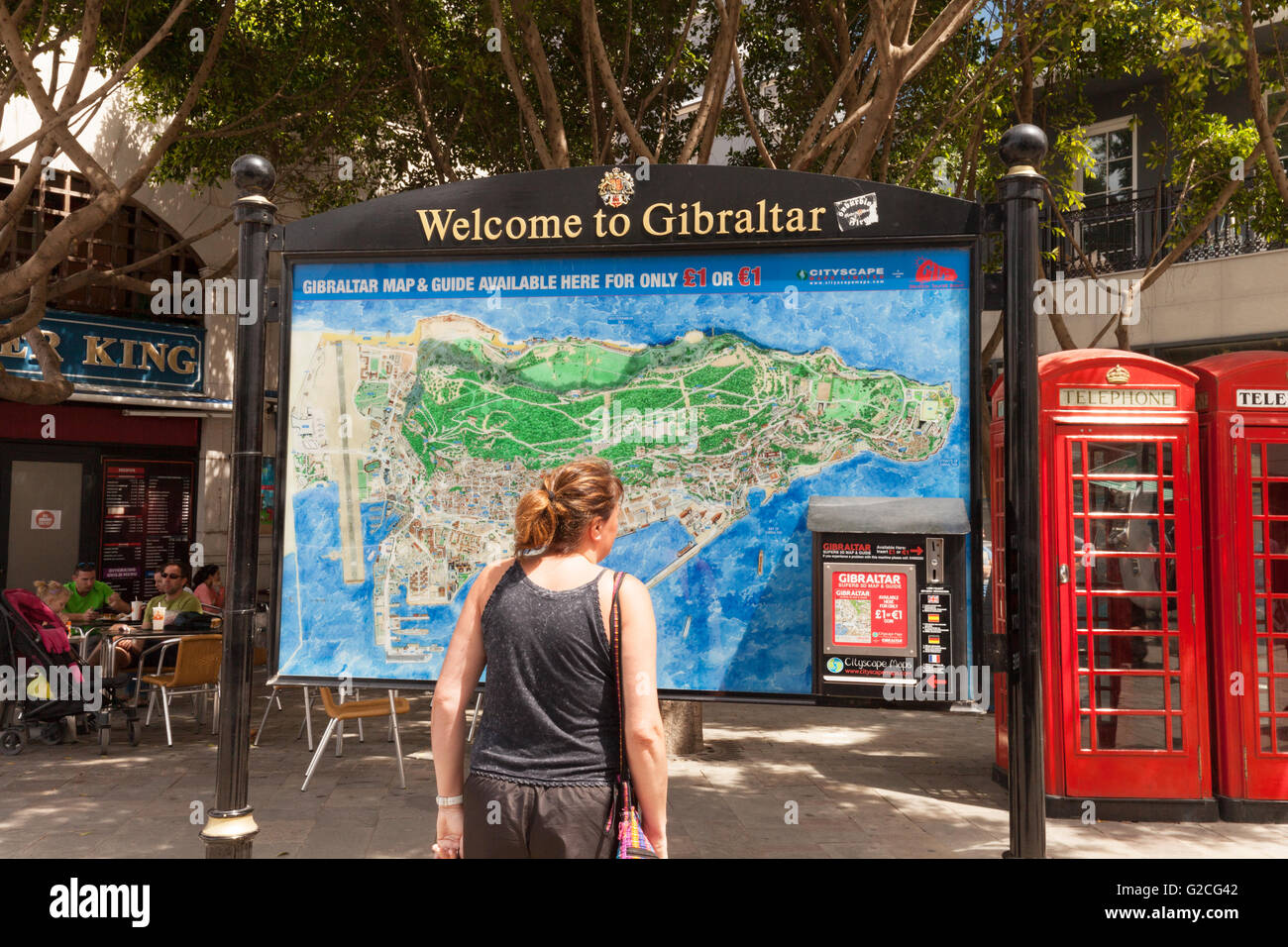 Ein Blick auf eine Karte der Main Street, Gibraltar, Gibraltar, Europa tourist Stockfoto