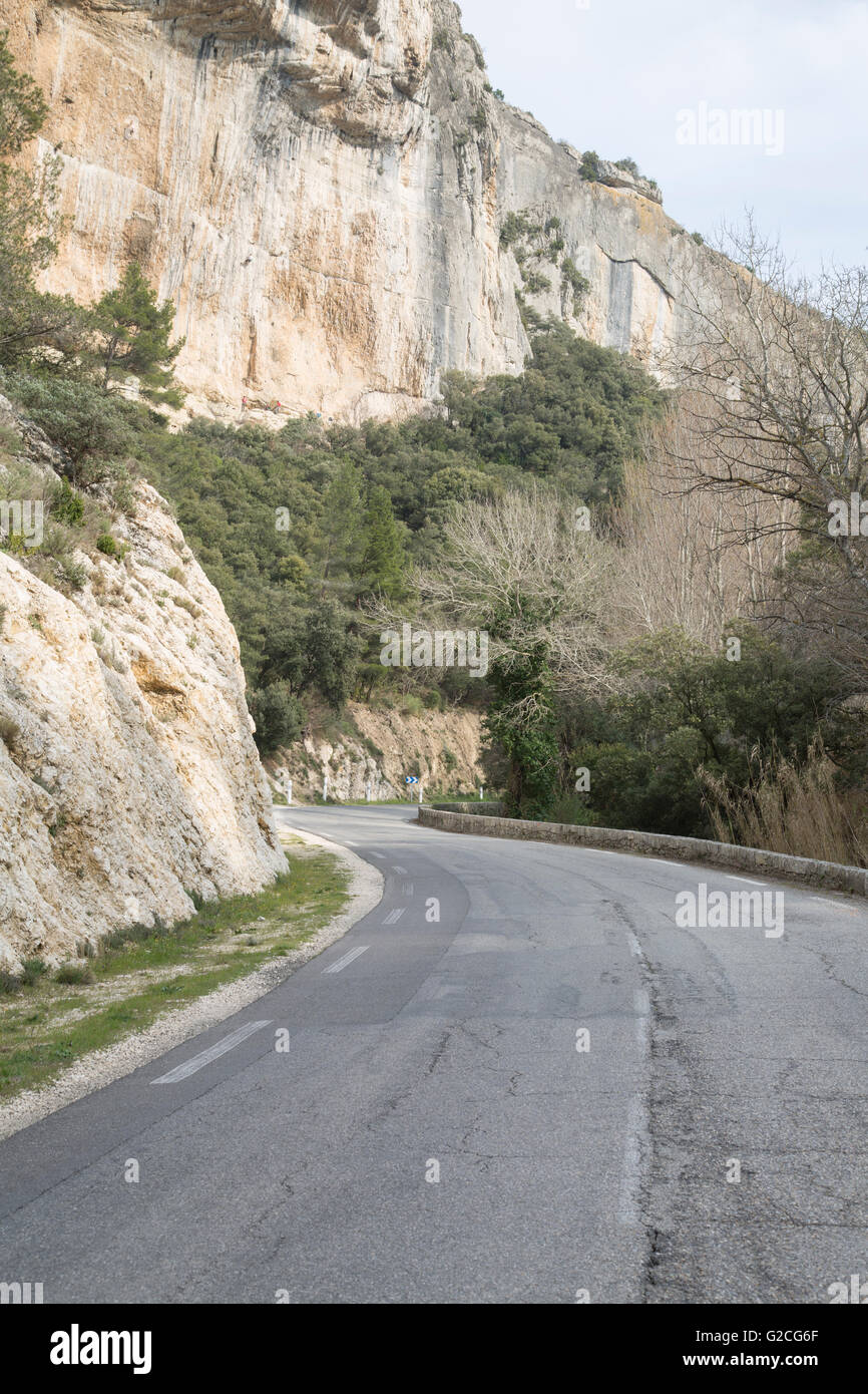 Straße in Alpes Haute, Luberon Park außerhalb von Lourmarin Dorf, Provence, Frankreich Stockfoto