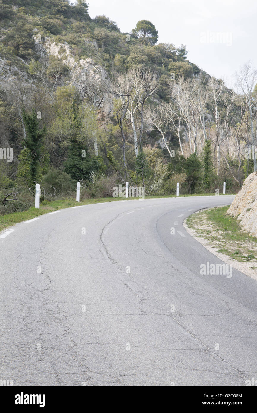 Straße in Alpes Haute, Luberon Park außerhalb von Lourmarin Dorf, Provence, Frankreich Stockfoto