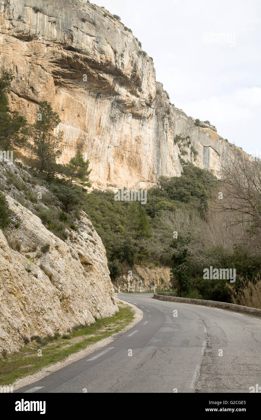 Straße in Alpes Haute, Luberon Park außerhalb von Lourmarin Dorf, Provence, Frankreich Stockfoto