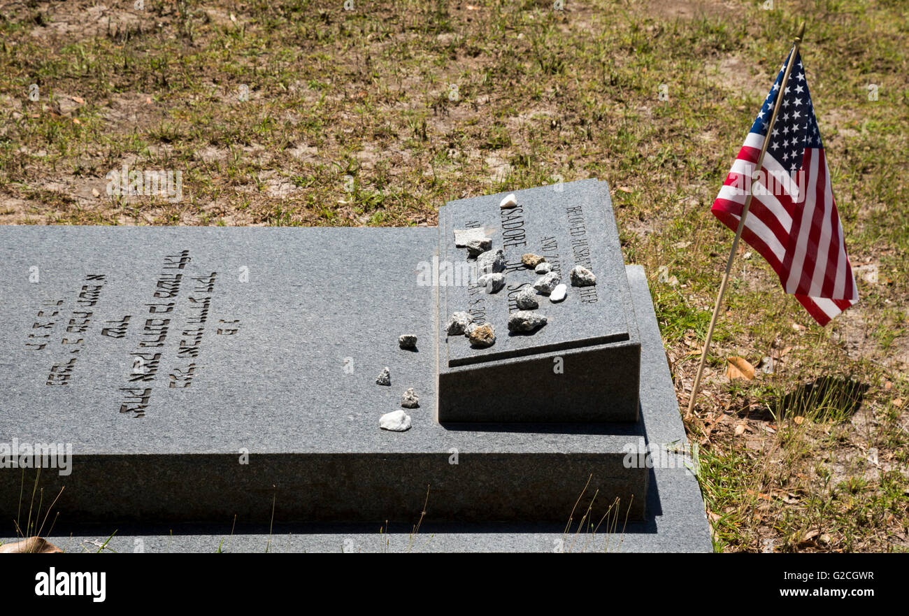 Savannah, Georgia - Steinchen auf einem Grab in der israelitischen Abteilung der Bonaventure Cemetery. Stockfoto
