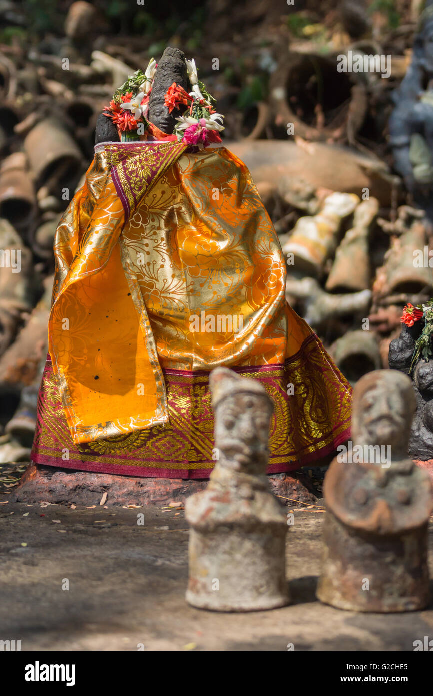 Robe Ayyanar Statue unter vergeschlechtlichten Marionetten. Stockfoto