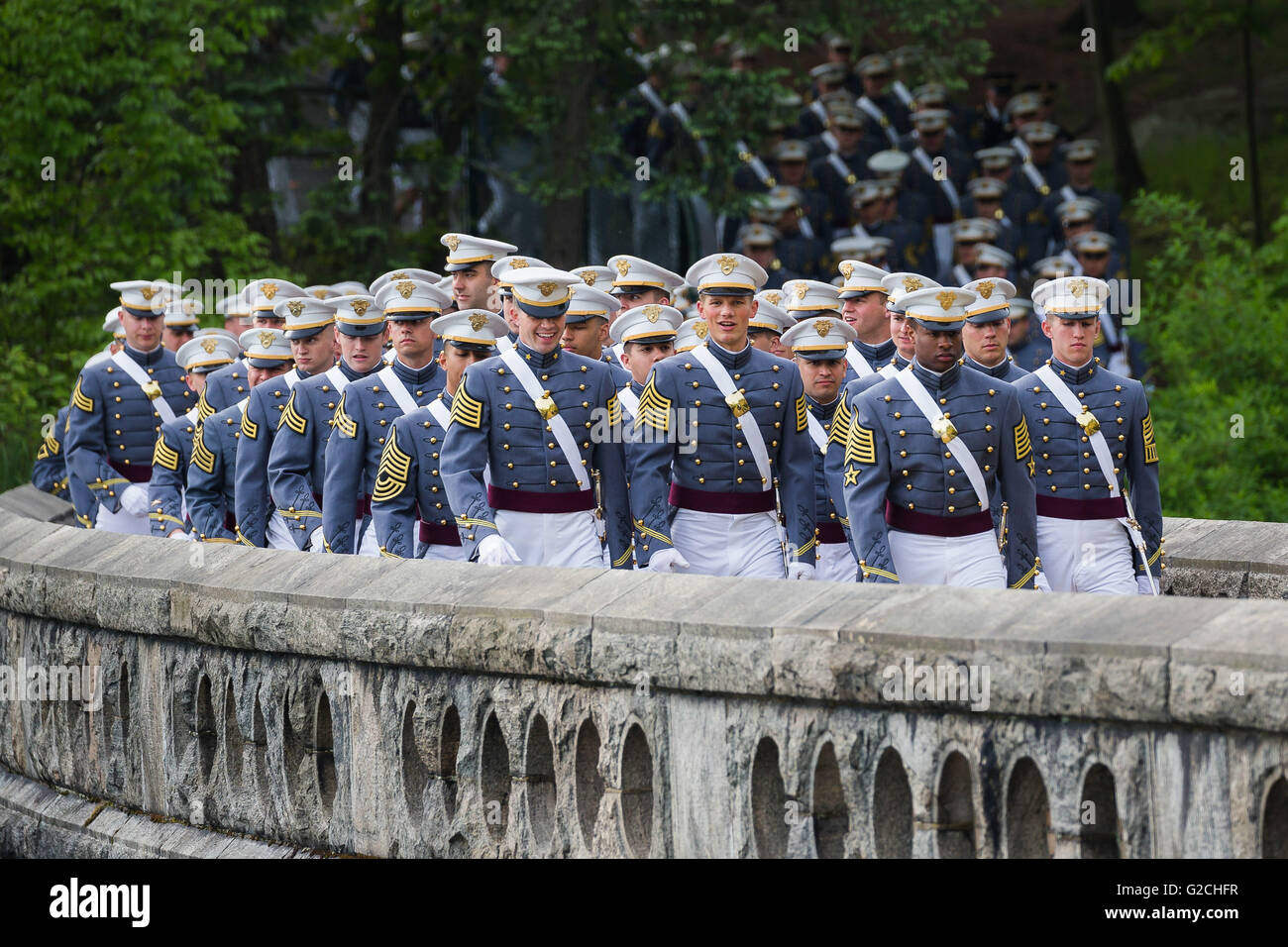 US Armee-jüngstere Söhne spiegeln sich in Lusk Reservoir, wie sie zusammen nach der Abschlussfeier an der West Point Military Academy 21. Mai 2016 in West Point, New York zu marschieren. Vize-Präsident Joe Biden war der Beginn-Sprecher. Stockfoto