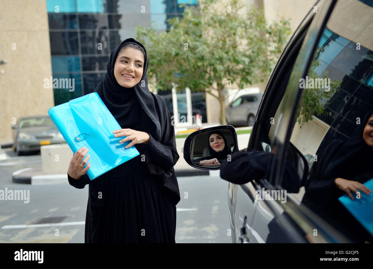 Emirati arabischen Geschäftsfrauen einsteigen in das Auto in Dubai, Vereinigte Arabische Emirate. Stockfoto