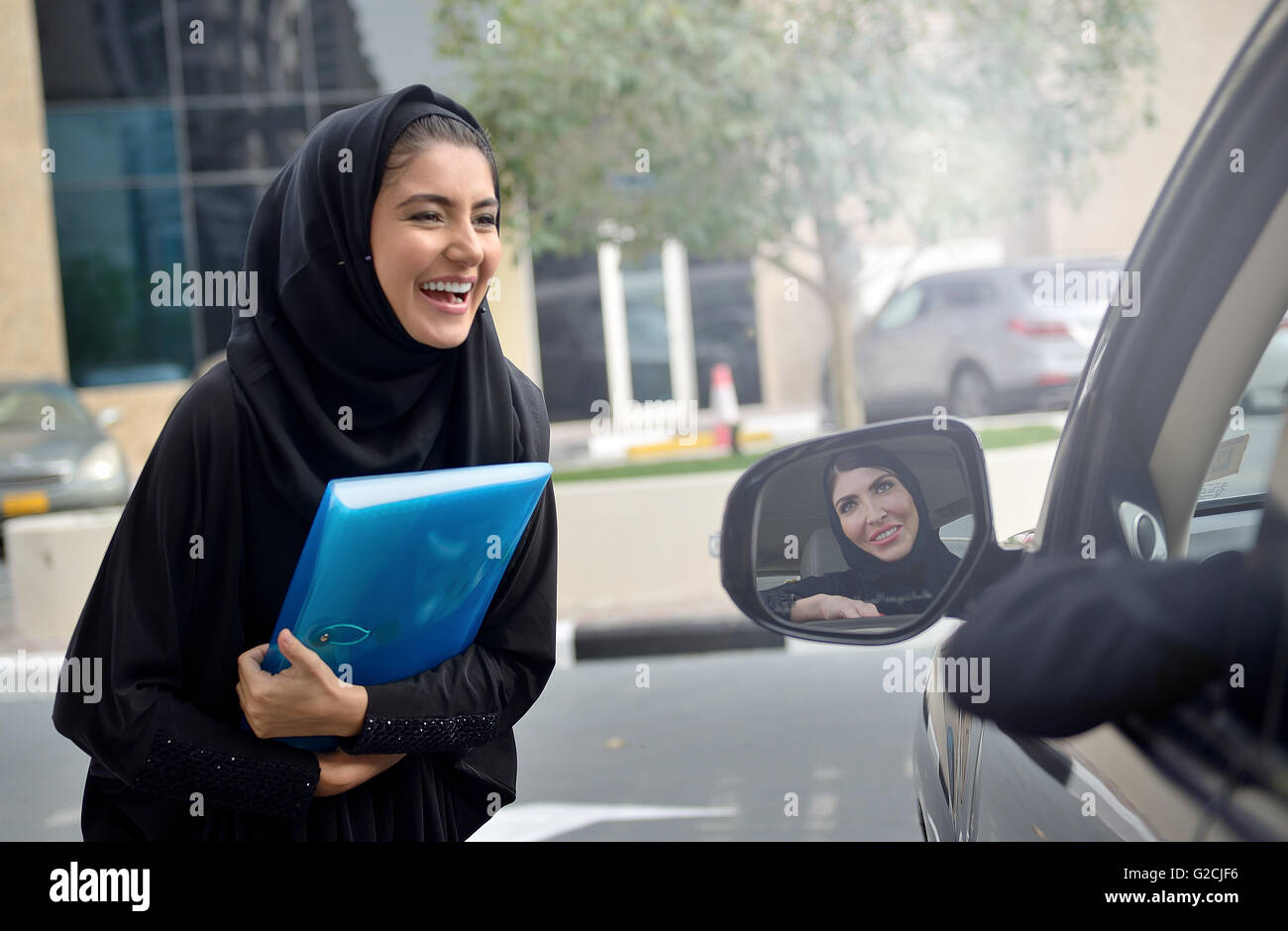 Emirati arabischen Geschäftsfrauen einsteigen in das Auto in Dubai, Vereinigte Arabische Emirate. Stockfoto