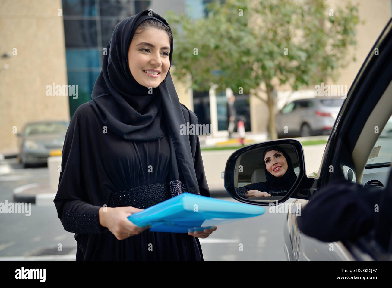 Emirati arabischen Geschäftsfrauen einsteigen in das Auto in Dubai, Vereinigte Arabische Emirate. Stockfoto