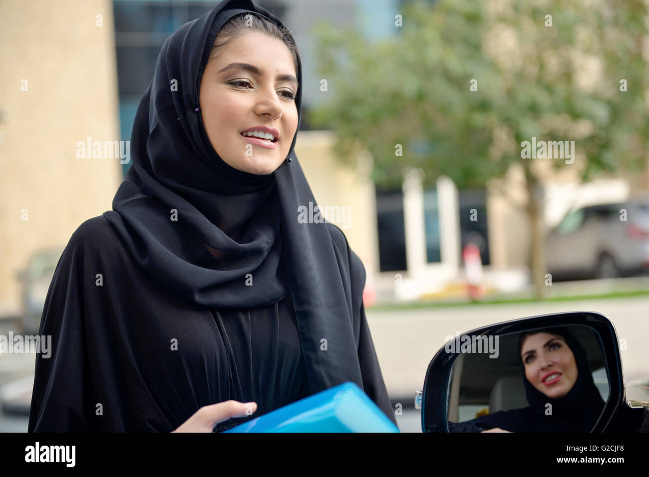 Emirati arabischen Geschäftsfrauen einsteigen in das Auto in Dubai, Vereinigte Arabische Emirate. Stockfoto