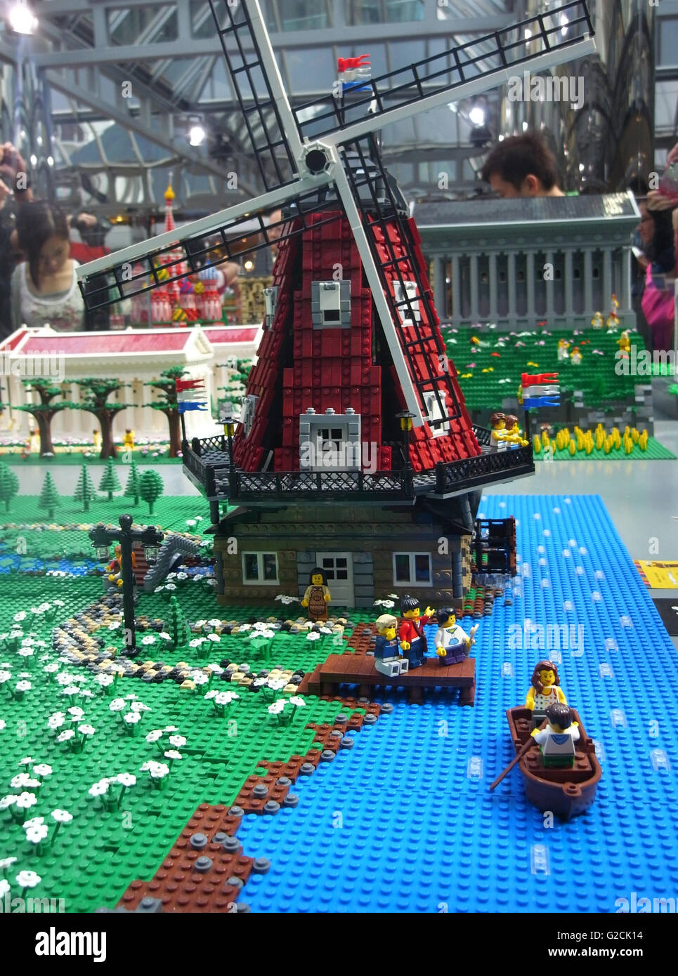 LEGO Modell bauen alte alte Zeit Tag Himmel Spielzeug Spaß Landschaft  Windmühle Rasen heiraten in Amsterdam Stockfotografie - Alamy