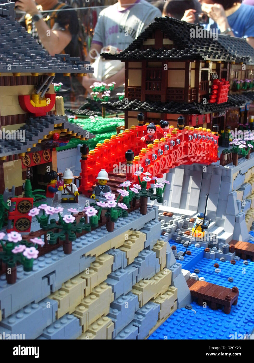 LEGO Modell alte Japan Straße Stadt Brücke rote Menschen Fluss Haus traditionellen antikes Spielzeug Spaß tagsüber Stockfoto