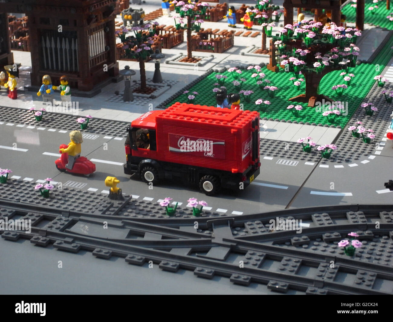 LEGO Modell Coca Cola Auto Tank Straße Stadt Motorrad Baum Spielzeug Spaß  Land Logistik Stockfotografie - Alamy