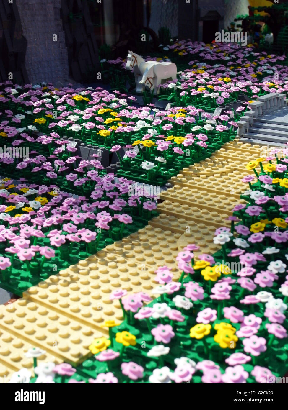 LEGO Gartenblumen rosa weiße gelbe Pferd Spielzeug Spaß Stockfoto