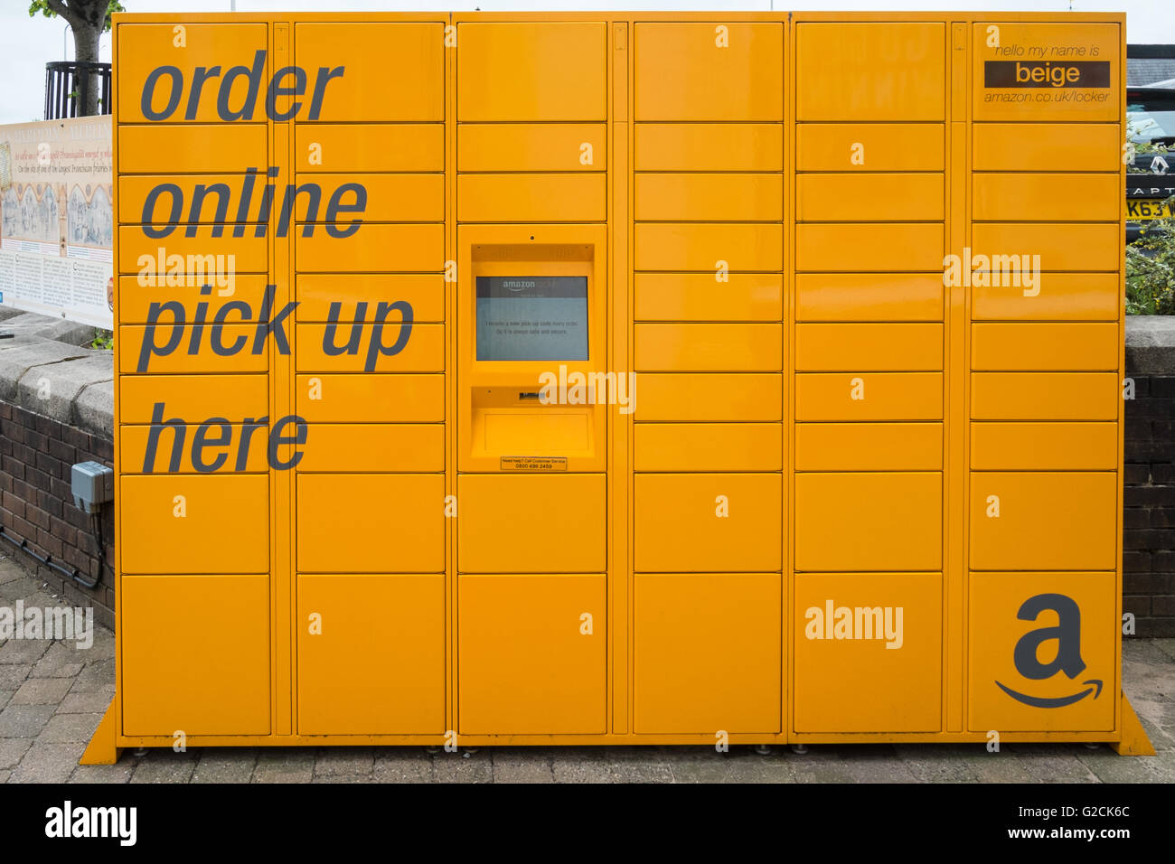 Amazon-Schließfach abholen Boxen für Online-Bestellung in Carmarthen Town  centre,Carmarthenshire,Wales,U.K Stockfotografie - Alamy