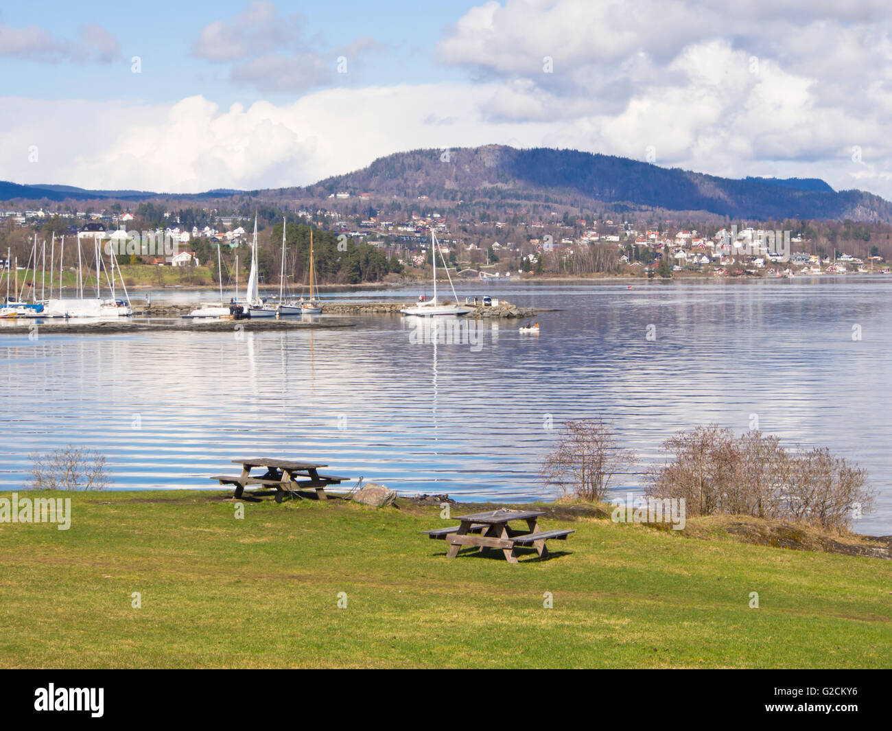 Picknickplatz auf dem Oslo-Fjord mit Tischen und Bänken, Frühling in Vollen Asker Norwegen Stockfoto